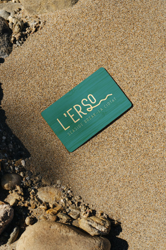 Carte L'Erso posée sur le sable