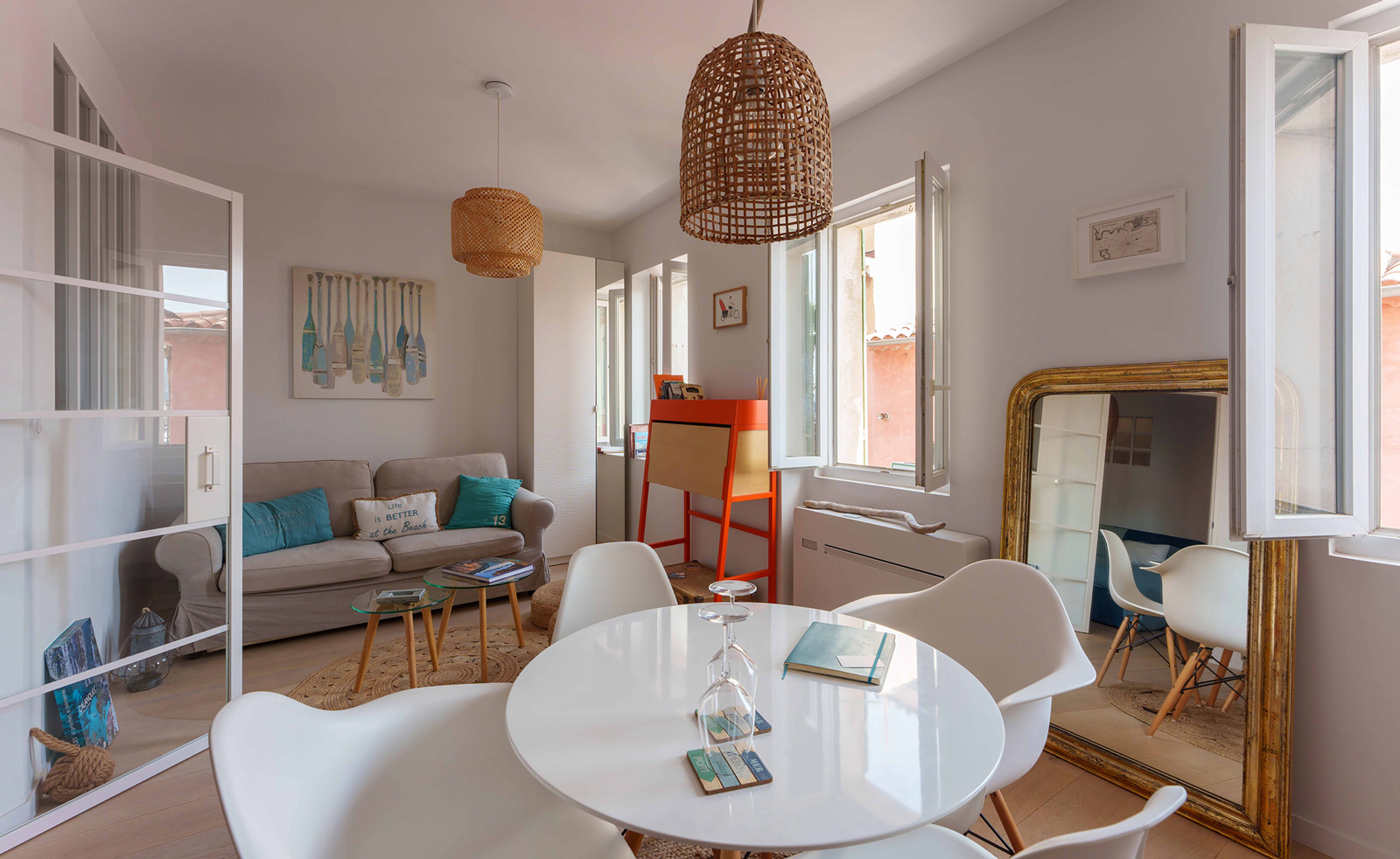 Le coin repas et le salon